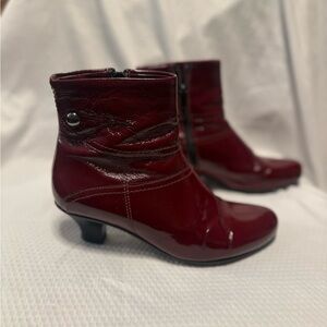 La CANADIENNE Glossy Maroon Heeled Boots